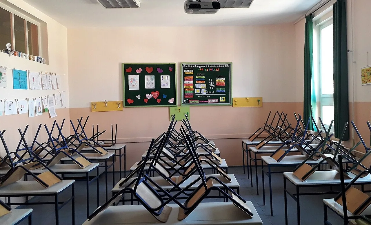 Al terminar el día, las sillas se ponen sobre los pupitres para barrer: The chairs are on the desks. Están encima, tocando la parte de arriba del pupitre. Foto: Dobrislava, Wikimedia Commons, CC BY-SA 4.0.