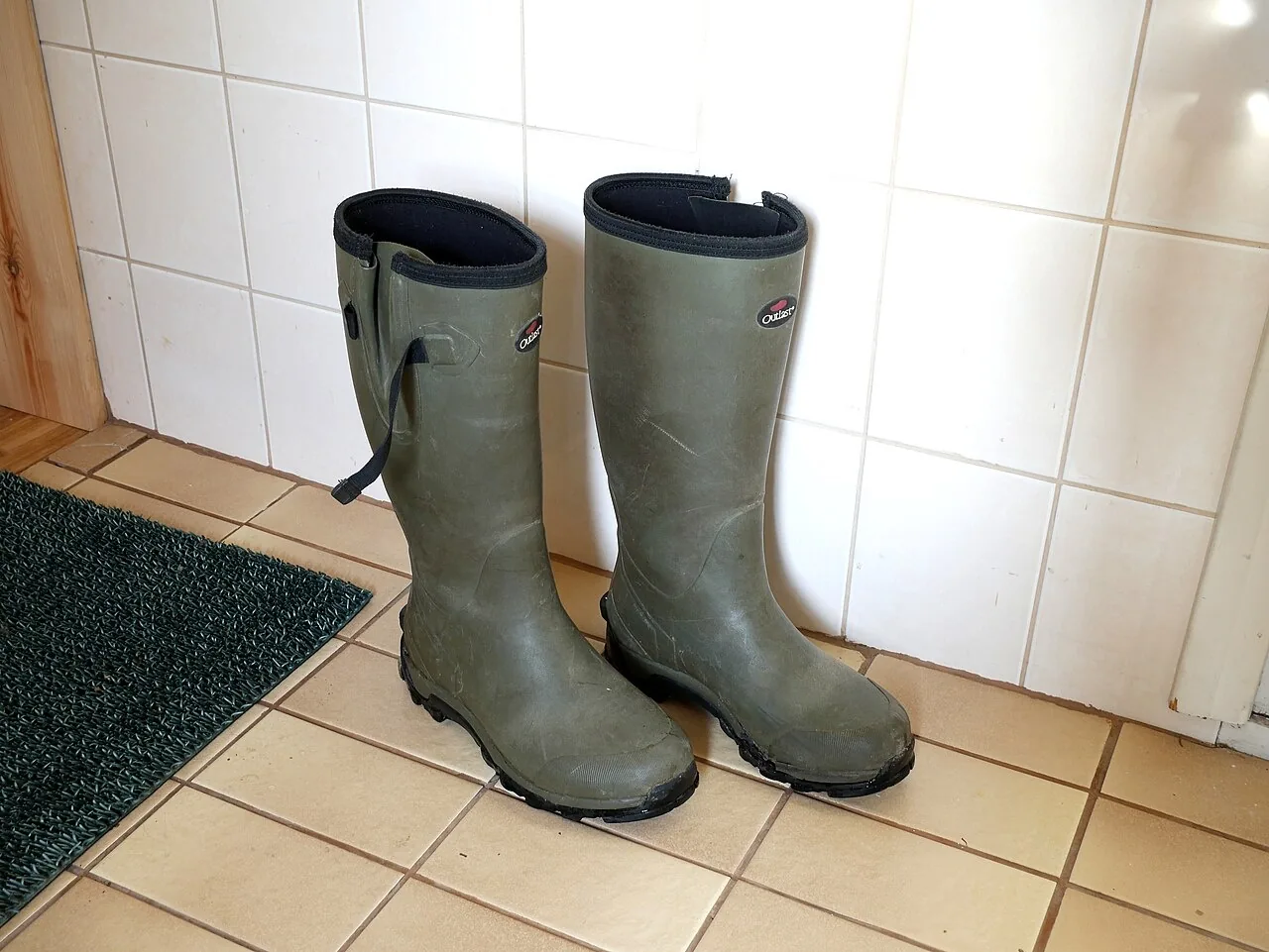 Un par de botas de hule junto a la puerta. En inglés se llaman rain boots y sirven para no mojarse los pies cuando llueve. Foto: Santeri Viinamäki, Wikimedia Commons, CC BY-SA 4.0.