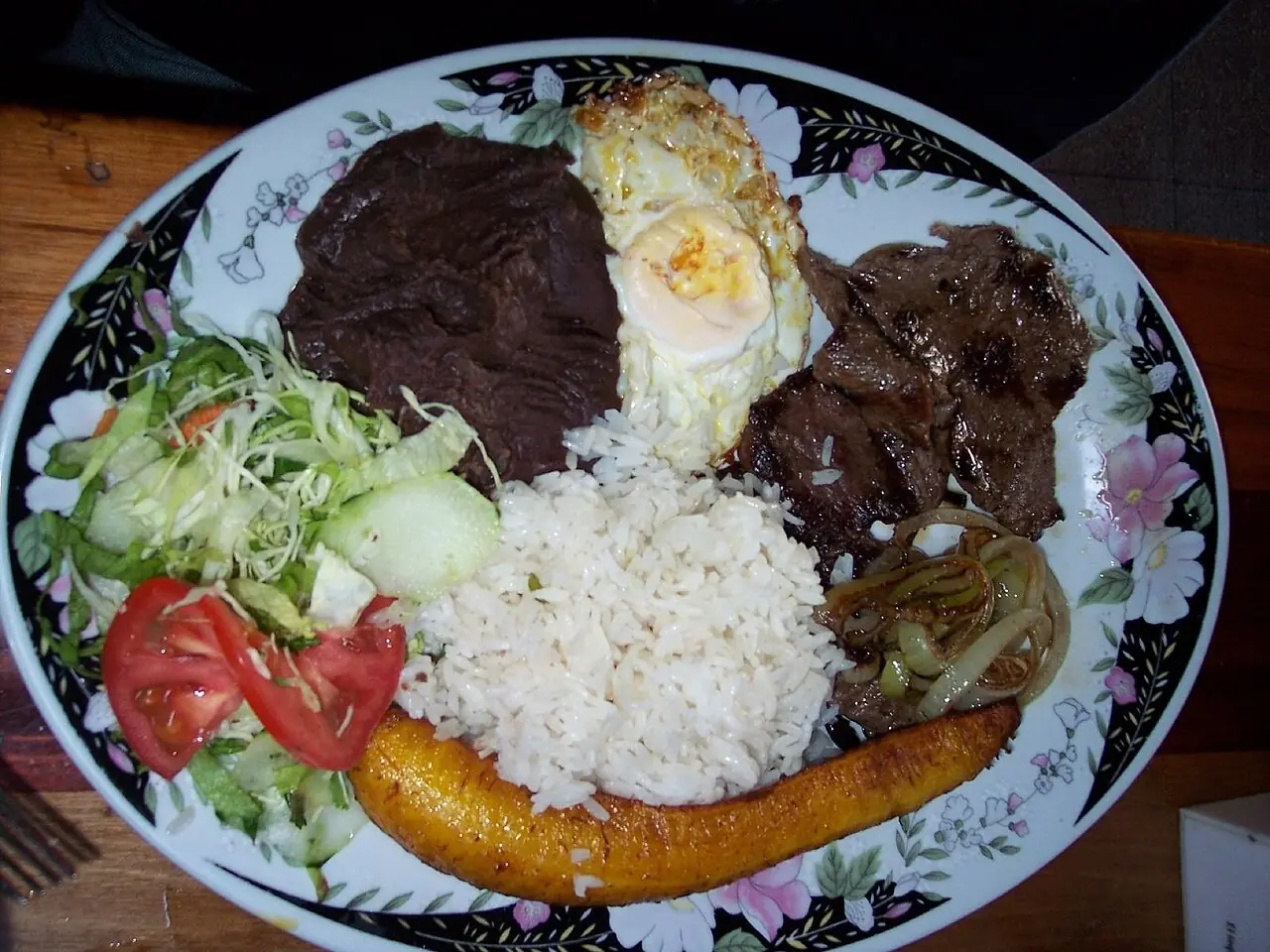 Un casado: arroz, frijoles, carne, huevo, ensalada y plátano maduro. En inglés, rice, beans, meat, egg, salad y plantain. Foto: Richie Diesterheft, Wikimedia Commons, CC BY 2.0.