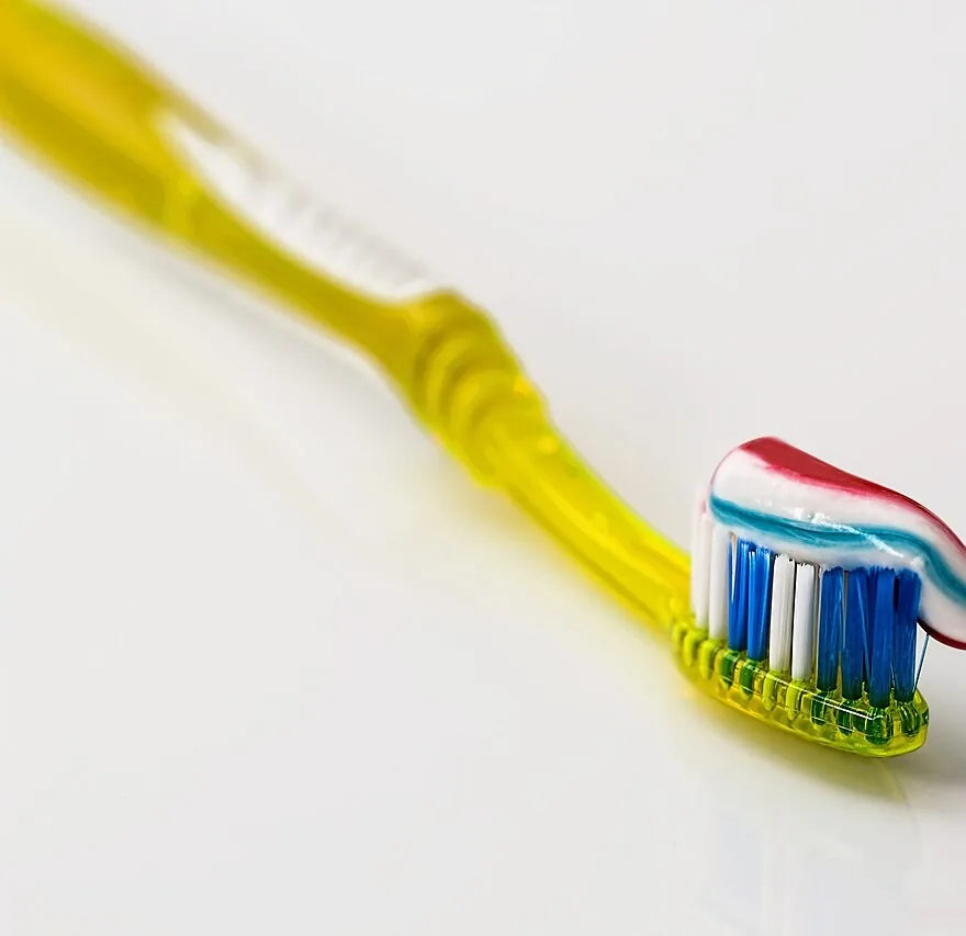 Un cepillo con pasta dental, listo para usar. Después de cada comida se dice I brush my teeth: me cepillo los dientes. Foto: Steve Buissinne, Wikimedia Commons, CC0 (recortada).