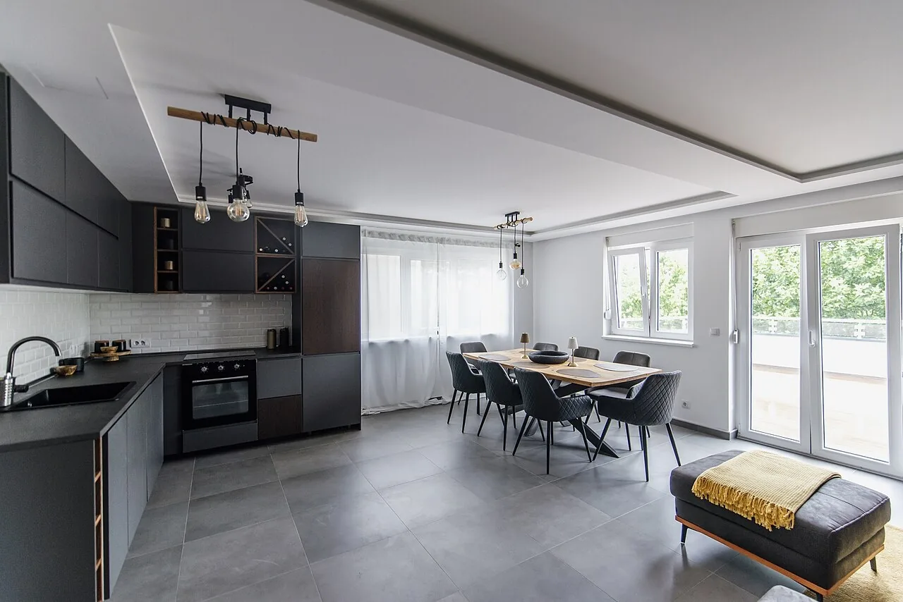 Una cocina abierta junto al comedor. A la izquierda está la kitchen, donde se cocina; a la derecha, la mesa del dining room, donde se come. Foto: Shixart1985, Wikimedia Commons, CC BY 2.0.