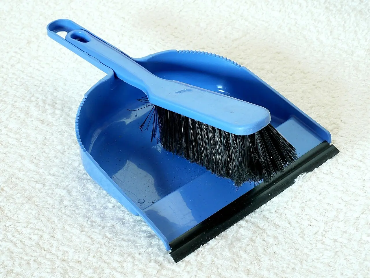 Una escobilla y una pala para recoger la basura del piso. Con ellas se limpia después de sweep the floor, barrer el piso. Foto: Santeri Viinamäki, Wikimedia Commons, CC BY-SA 4.0.