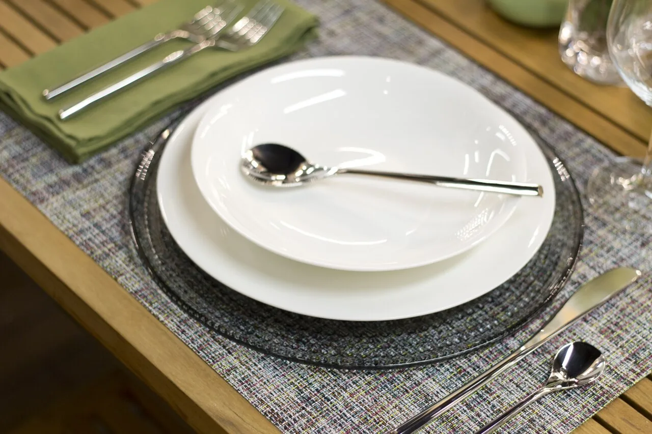 Una mesa lista para comer, con plato, cuchara, tenedor y cuchillo. Ayudar a dejarla así es set the table, poner la mesa. Foto: Didriks, Wikimedia Commons, CC BY 2.0.