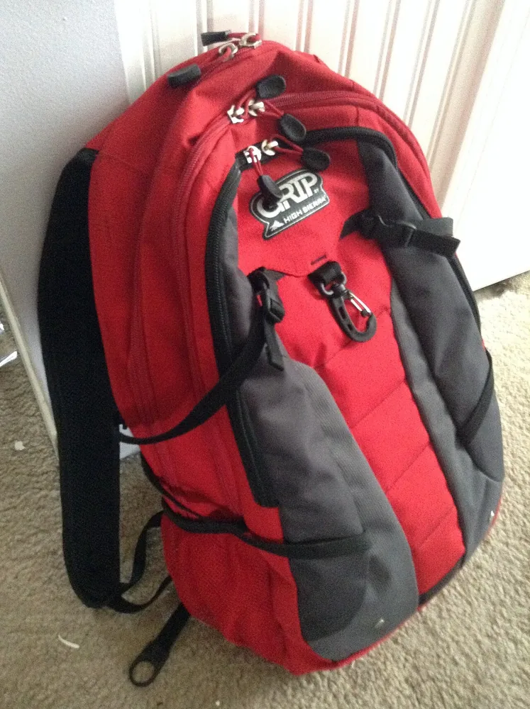 Una mochila roja y grande, con muchos bolsillos. En inglés se describe así: My backpack is red. My backpack is big. Foto: Gamingforfun365, Wikimedia Commons, CC BY-SA 3.0.