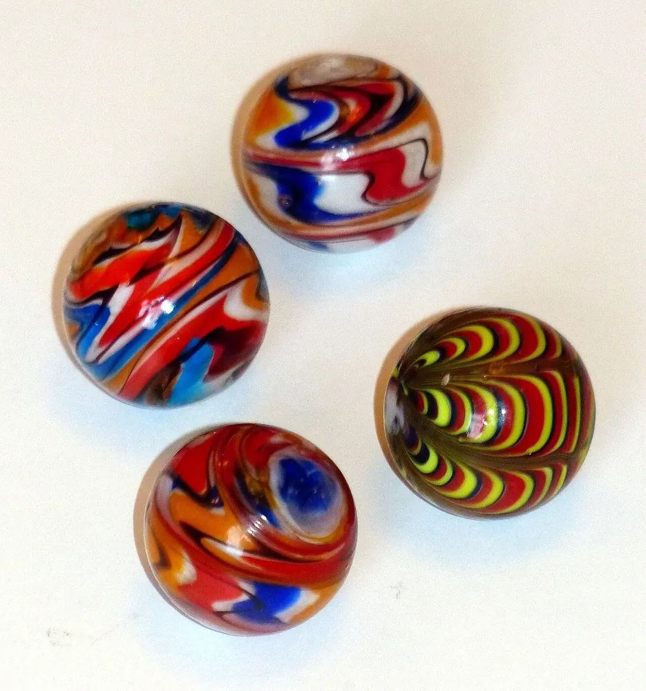 Bolinchas de vidrio de colores. En inglés se dice play marbles, jugar bolinchas. Foto: www.badobadop.co.uk, Wikimedia Commons, CC BY-SA 3.0.