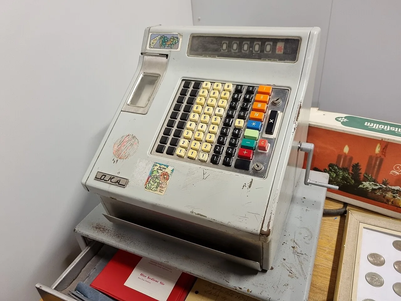 Una caja registradora. Ahí trabaja el cashier, la persona que cobra. Foto: Maksym Kozlenko, Wikimedia Commons, CC BY-SA 4.0.
