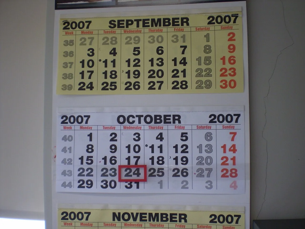 Un calendario de pared con los meses en inglés: September, October y November. En inglés los meses van con mayúscula. Foto: Claudio Elias, Wikimedia Commons, dominio público.