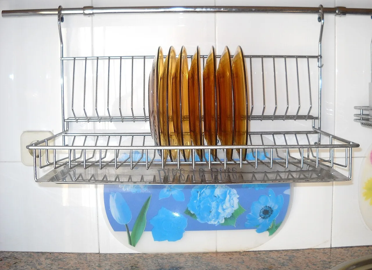 Platos limpios en el escurridor. Después de wash the dishes, lavar los platos, se ponen a secar. Foto: Mcapdevila, Wikimedia Commons, CC BY-SA 3.0.