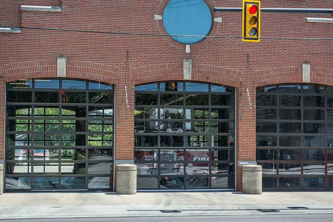 Los portones de una estación de bomberos, la fire station. Ahí trabajan los firefighters. Foto: Tim Evanson, Wikimedia Commons, CC BY-SA 2.0.