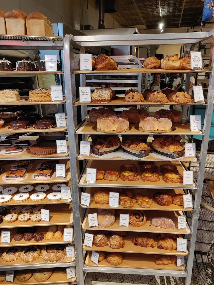 Estantes con pan y repostería en una panadería. En inglés, la panadería es bakery. Foto: Kurt Kaiser, Wikimedia Commons, CC0.