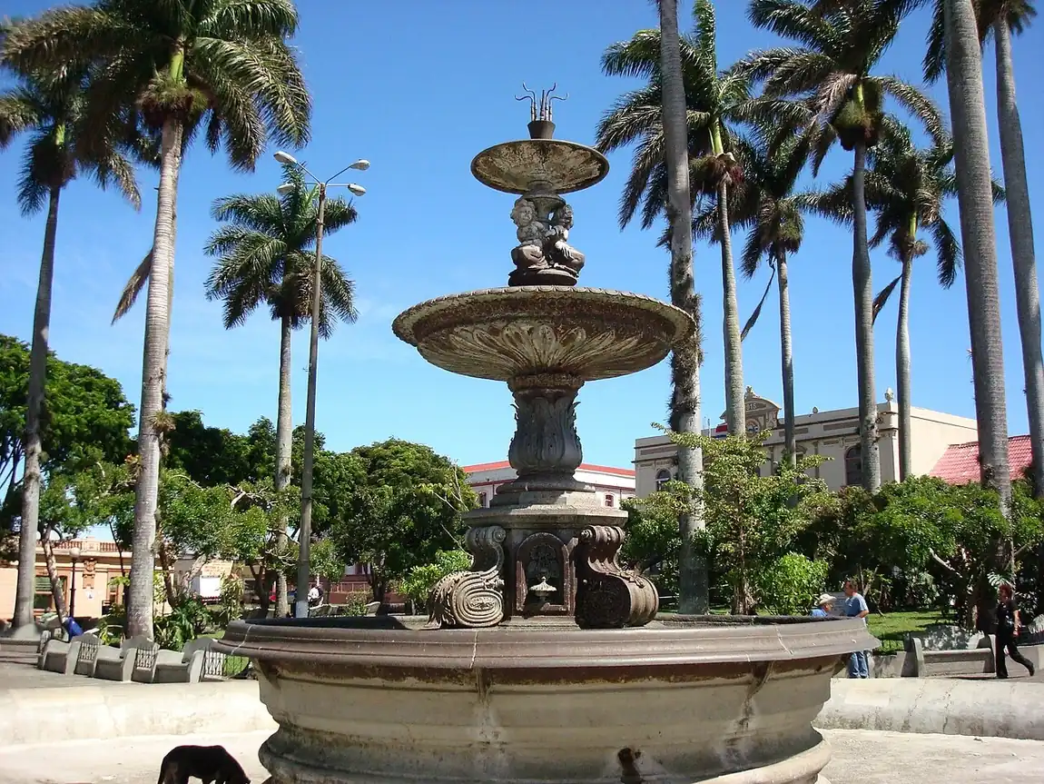 La fuente del parque central de Heredia. Para decir dónde queda un lugar se usan palabras como next to o across from. Foto: Tillor87, Wikimedia Commons, CC BY-SA 3.0.