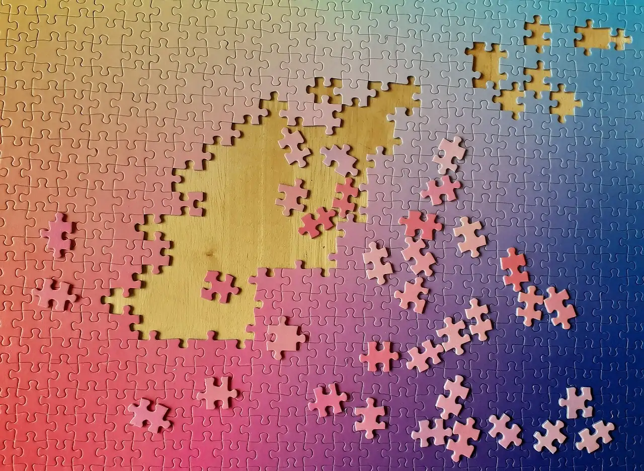 Un rompecabezas a medio armar. En un día de lluvia se puede do a puzzle, armar un rompecabezas. Foto: Corinne Mildiner, Wikimedia Commons, CC BY-SA 4.0.