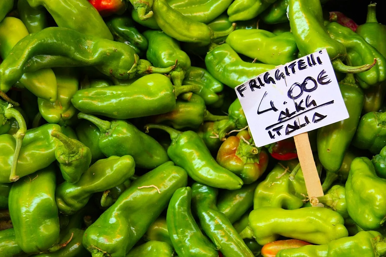 Chiles verdes con un rótulo de precio. Para saber el precio se pregunta How much does it cost? Foto: Marek Ślusarczyk, Wikimedia Commons, CC BY 3.0.