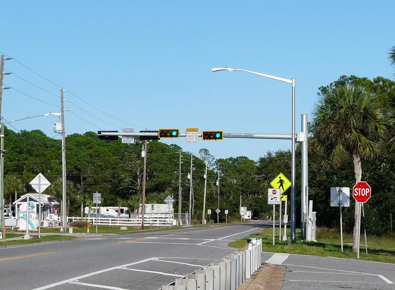 Un cruce con semáforos y rótulos. Antes de cross the street, cruzar la calle, hay que look both ways. Foto: The Bushranger, Wikimedia Commons, CC BY-SA 4.0.