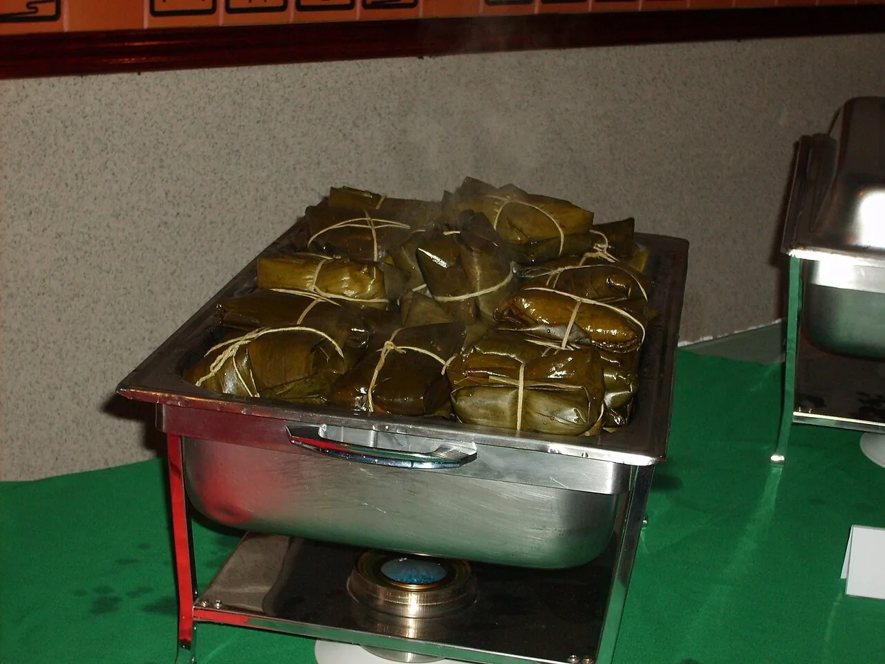 Tamales costarricenses envueltos en hoja. At Christmas we eat tamales: en Navidad comemos tamales. Foto: Gabriel Fernández Aguilar, Wikimedia Commons, CC BY-SA 3.0.
