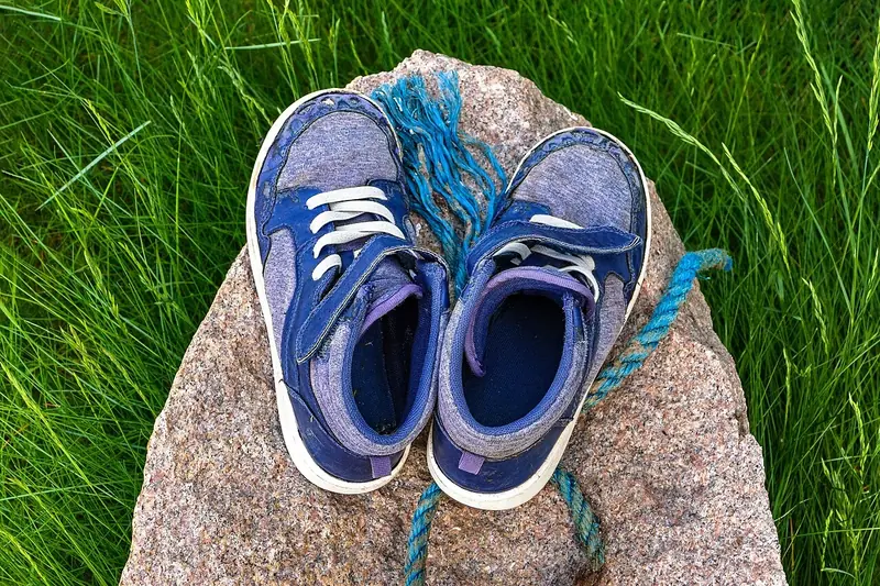 Un par de tenis de niño. En inglés, a pair of sneakers. Foto: W.carter, Wikimedia Commons, CC BY-SA 4.0.