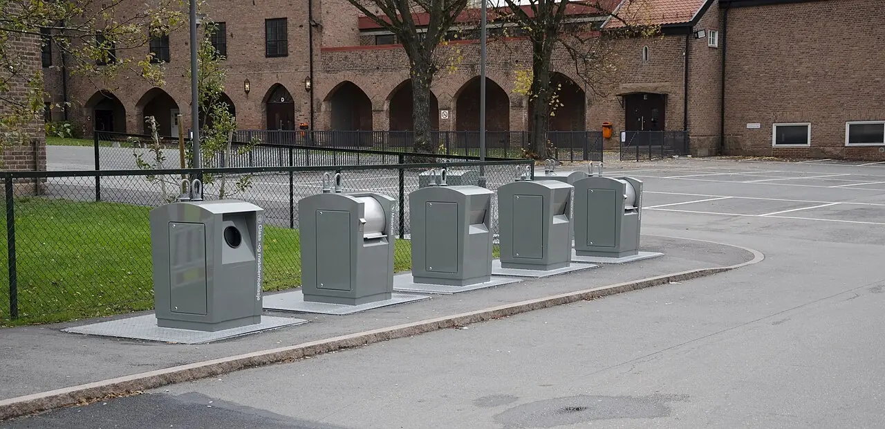 Basureros para separar la basura y reciclar. We should recycle: deberíamos reciclar. Foto: Peulle, Wikimedia Commons, CC0.