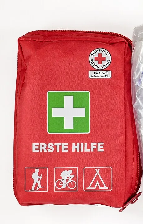 Un botiquín de primeros auxilios, first aid kit, uno de los objetos de la mochila de emergencia. Foto: Friedrich Haag, Wikimedia Commons, CC BY-SA 4.0 (recortada).