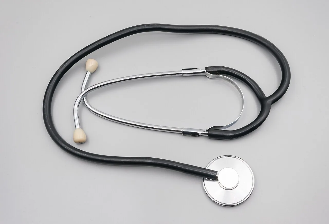 Un estetoscopio, stethoscope, con el que el doctor escucha el corazón y los pulmones. Foto: Jacek Halicki, Wikimedia Commons, CC BY-SA 4.0.