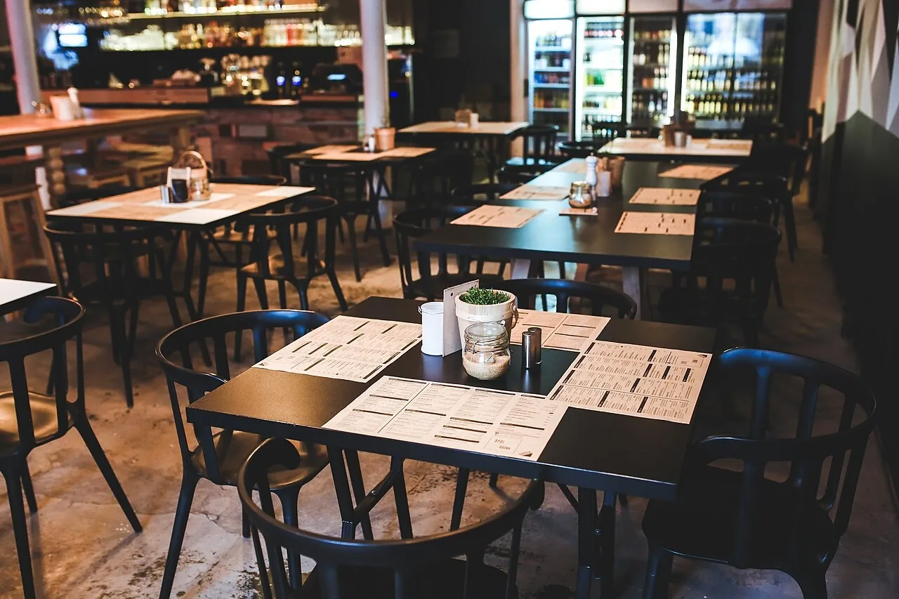 Mesas de un restaurante con la carta sobre cada una. En inglés, la carta es the menu. Foto: www.Pixel.la, Wikimedia Commons, CC0.