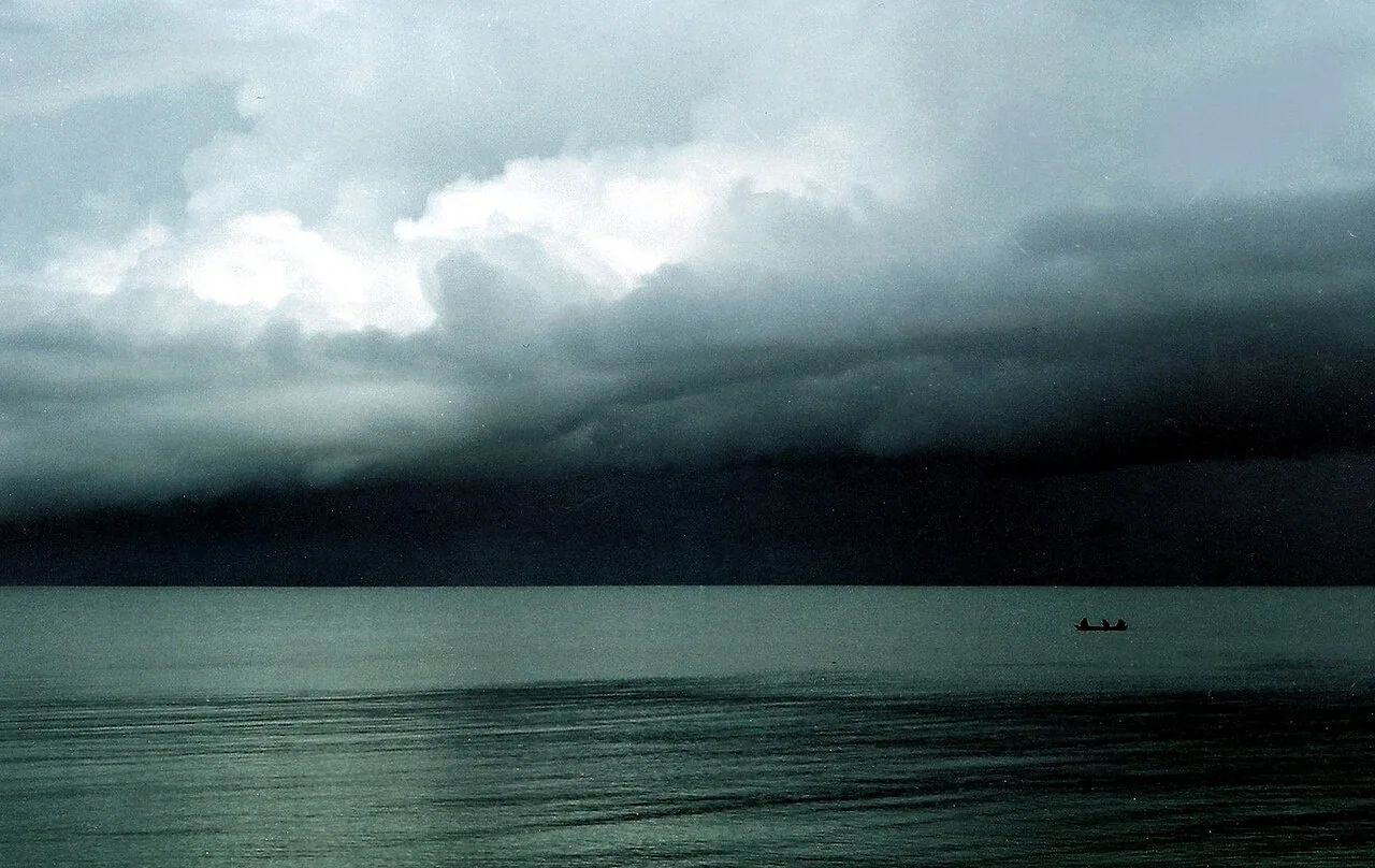 Nubes oscuras de tormenta sobre el mar. Cuando el cielo se ve así, el pronóstico dice stormy. Foto: Robert Stirrett, Wikimedia Commons, CC BY 2.0.