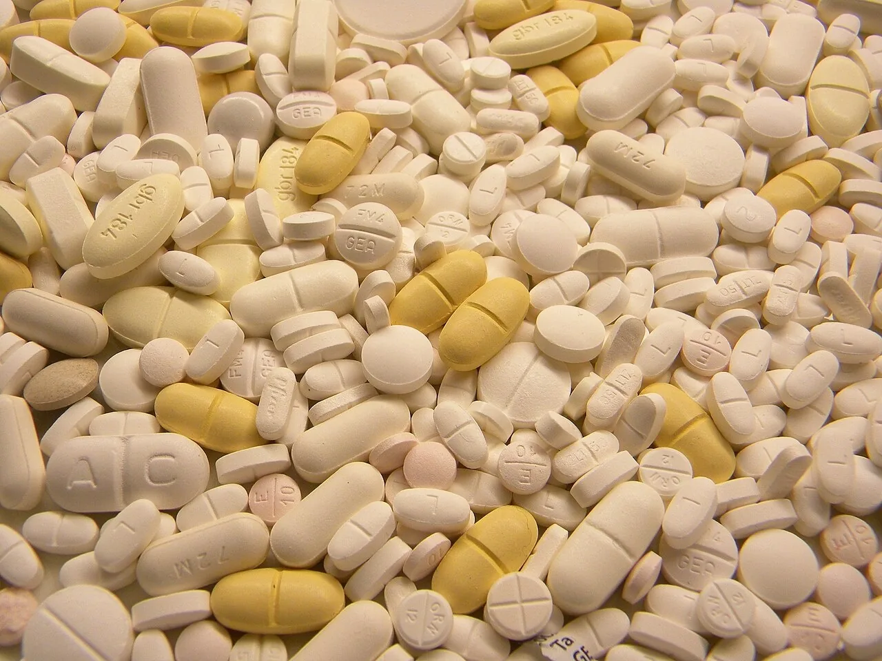 Pastillas de varias formas y colores. En inglés, pills. Las medicinas las da un adulto. Foto: Pöllö, Wikimedia Commons, CC BY 3.0.