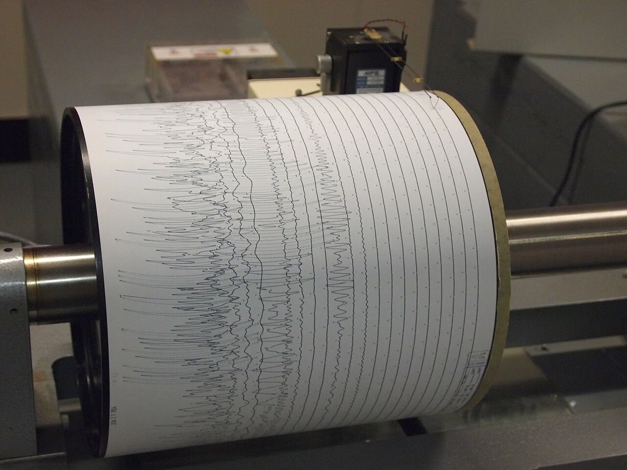 Un sismógrafo dibuja las líneas que deja un temblor, an earthquake. Foto: Z22, Wikimedia Commons, CC BY-SA 3.0.
