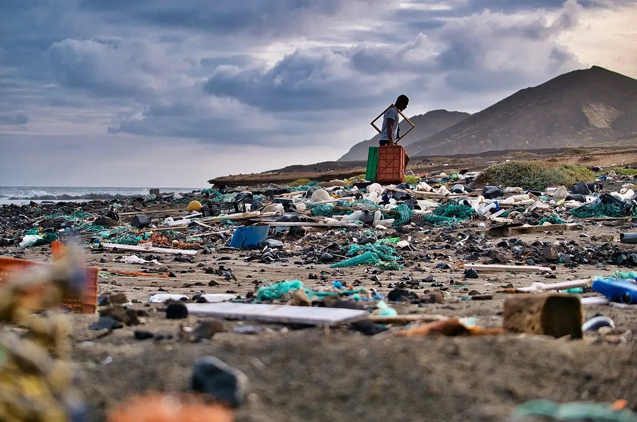 Una playa cubierta de basura plástica. If we throw garbage, the sea will be dirty. Foto: CaptainDarwin, Wikimedia Commons, CC BY-SA 4.0.