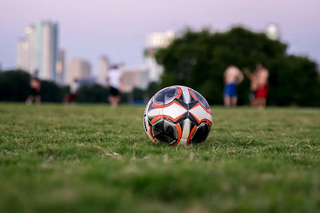 Una bola de fútbol en la cancha. On Sunday I played soccer with my friends. Foto: J Dimas, Wikimedia Commons, CC BY 2.0.