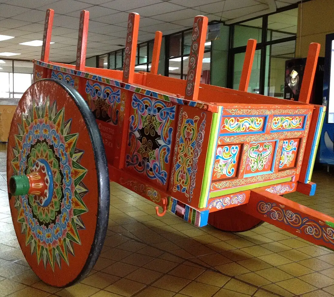 Una carreta pintada al estilo de Sarchí, en Alajuela. Sarchí is famous for its painted oxcarts. Foto: Axxis10, Wikimedia Commons, CC BY-SA 3.0 (recortada).