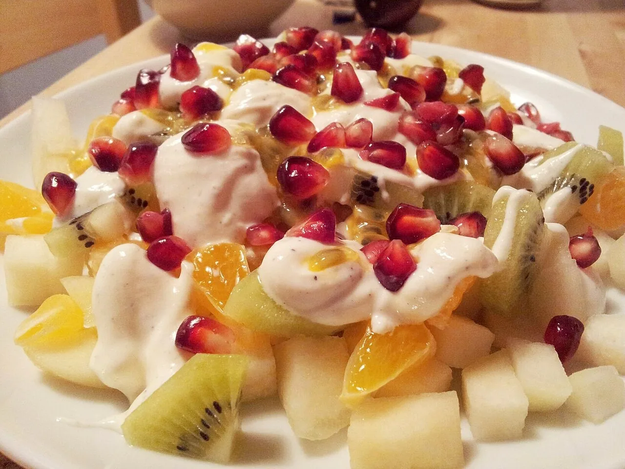 Una ensalada de frutas con yogur. I prepared a fruit salad: preparé una ensalada de frutas. Foto: dnm, Wikimedia Commons, CC BY-SA 3.0.
