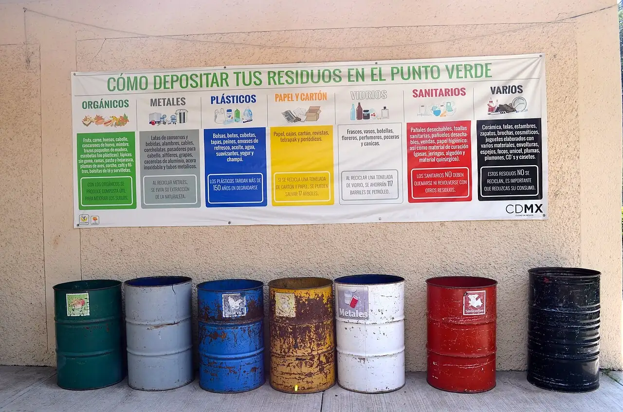 Estañones de colores para separar la basura: orgánicos, metales, plásticos, papel. We have to separate the garbage. Foto: Celinebj, Wikimedia Commons, CC BY-SA 4.0.