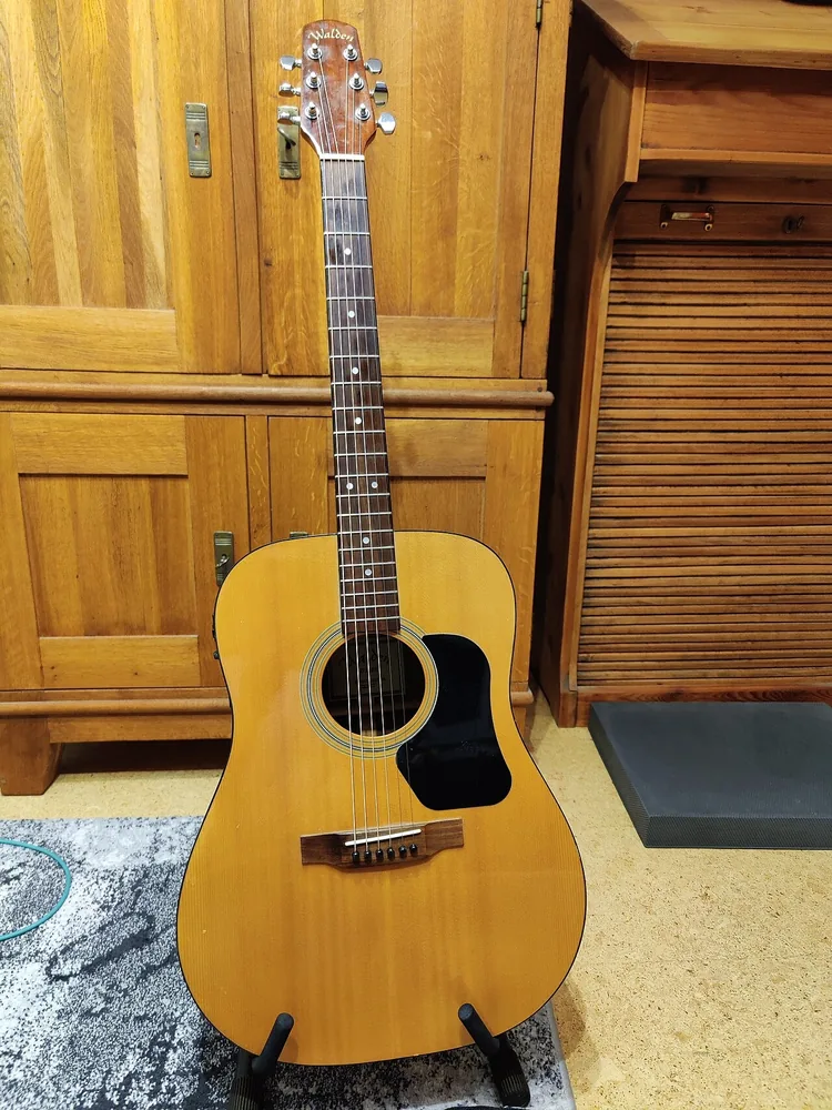 Una guitarra acústica. How long have you been playing the guitar? Foto: Elmschrat, Wikimedia Commons, CC BY-SA 4.0.