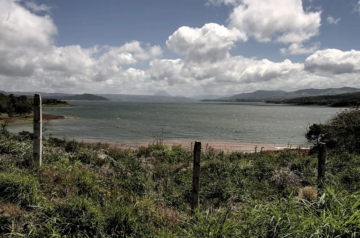 El lago Arenal, en el norte de Costa Rica. Costa Rica has lakes, volcanoes and forests: a lot of biodiversity. Foto: Beate Schröder-Wettwer, Wikimedia Commons, CC BY-SA 4.0.