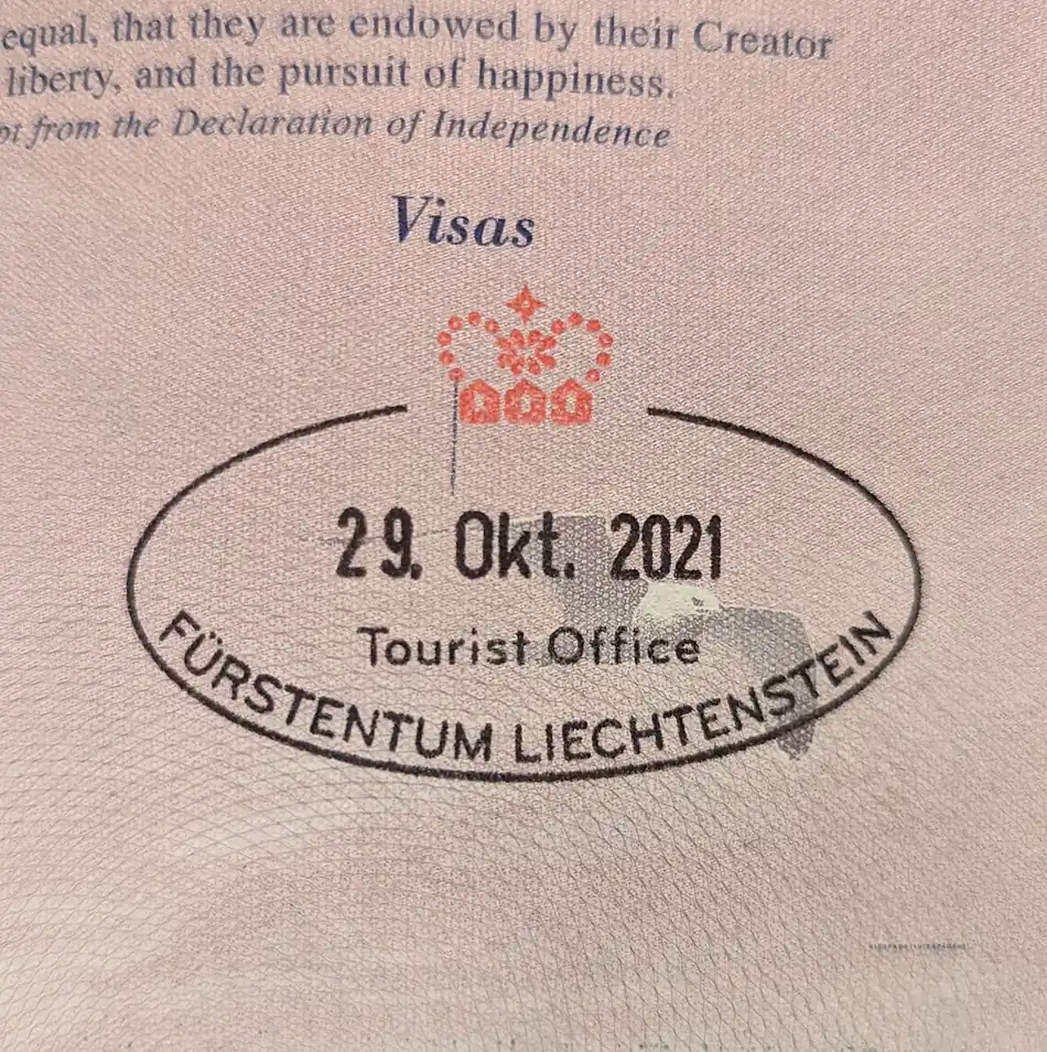 Un sello de entrada en un pasaporte, el que se pone al llegar a otro país. Have you ever been abroad? Foto: Jacobhaap, Wikimedia Commons, CC BY-SA 4.0.