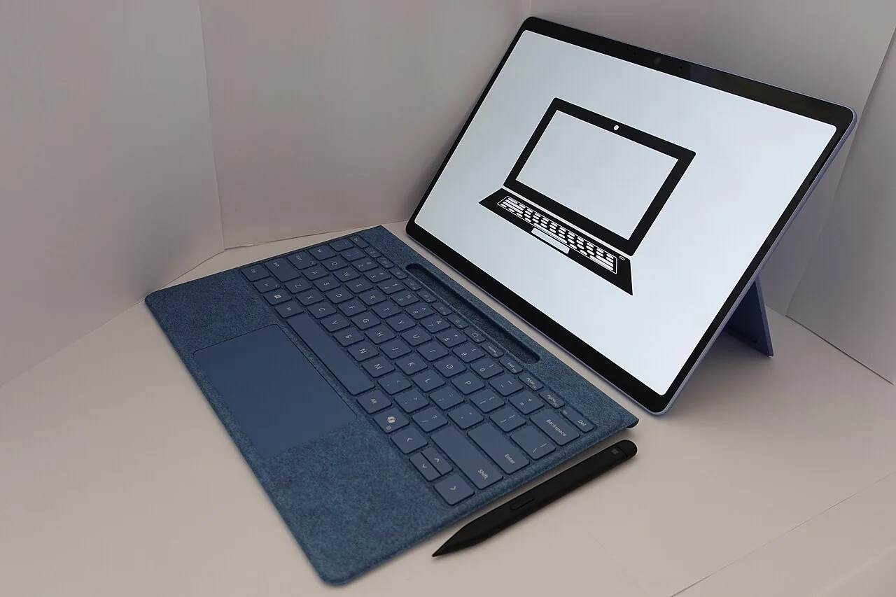 Una tableta con teclado. A tablet is lighter than a computer. Foto: KK IN HK, Wikimedia Commons, CC BY-SA 4.0.