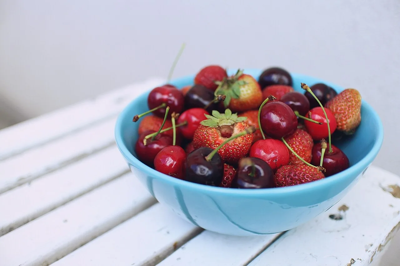 Un tazón de cerezas y fresas. A healthy snack: fruit instead of candy. Foto: Iwona Łach, Wikimedia Commons, CC0.