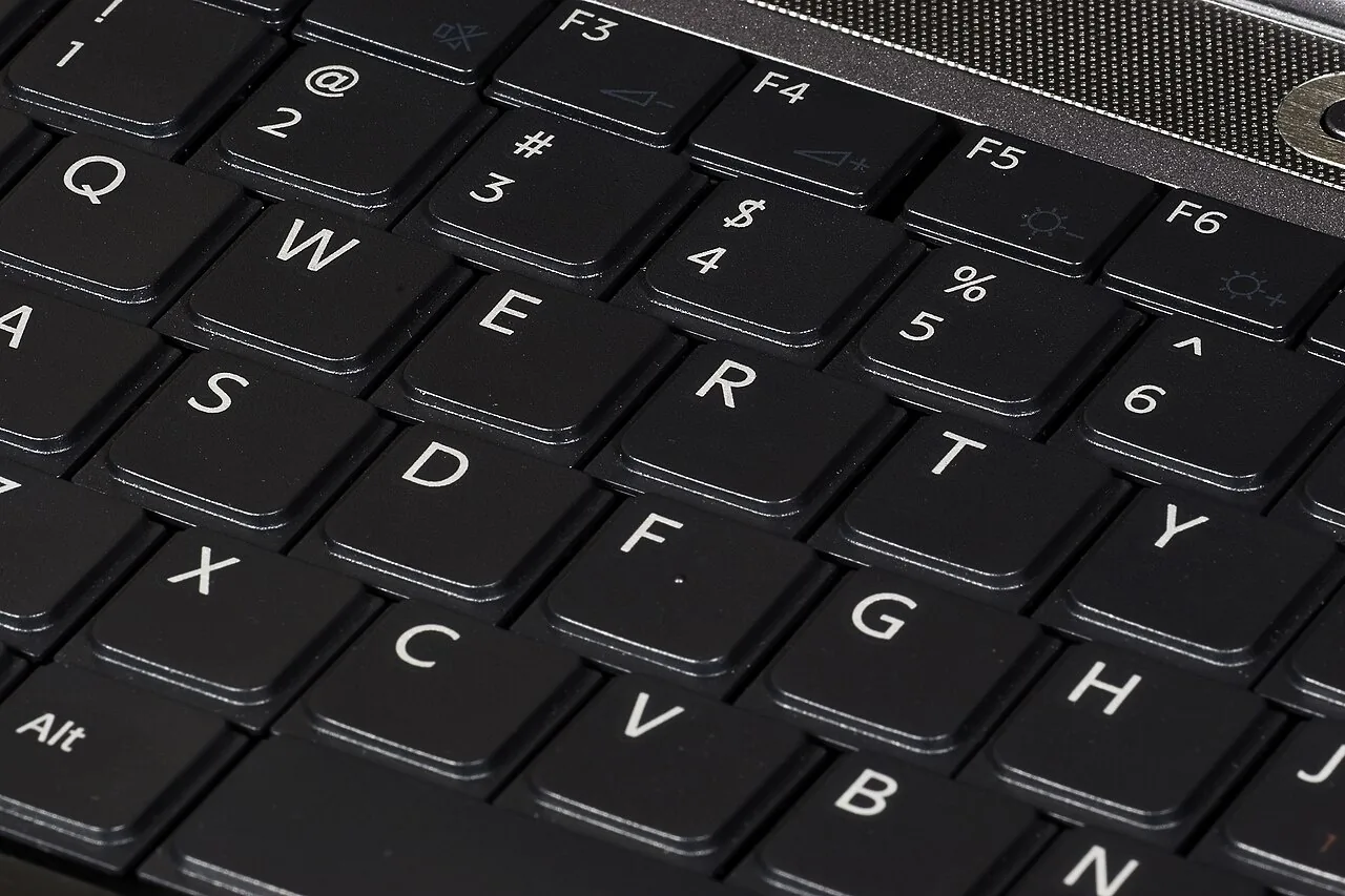 El teclado de una computadora portátil, laptop. I use the computer to do my homework. Foto: MichaelMaggs, Wikimedia Commons, CC BY-SA 3.0.