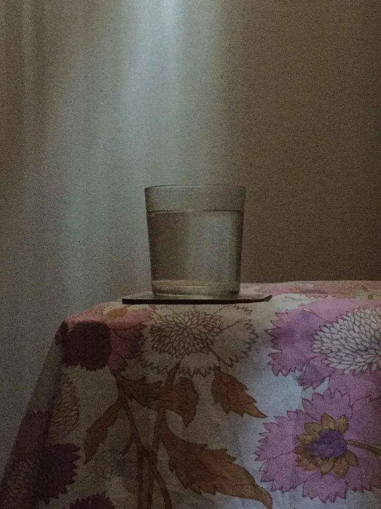 Un vaso de agua sobre la mesa. I should drink more water and less soda. Foto: Zmrob25, Wikimedia Commons, CC BY-SA 4.0.