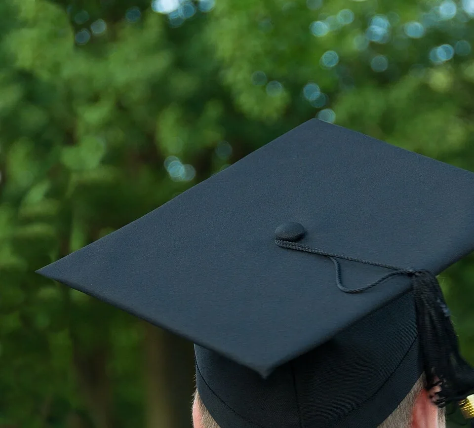 Un birrete de graduación, visto de espaldas. I want to become a scientist. Foto: Jebulon, Wikimedia Commons, CC0 (recortada).