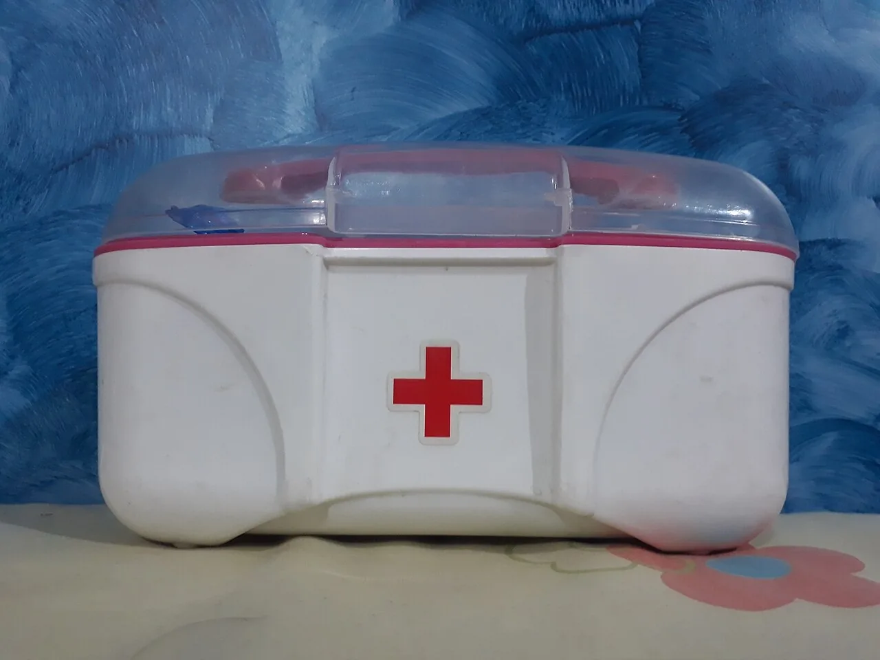 Un botiquín de primeros auxilios, a first aid kit. I can help: I will call an adult. Foto: Contributers2020, Wikimedia Commons, CC BY-SA 4.0.