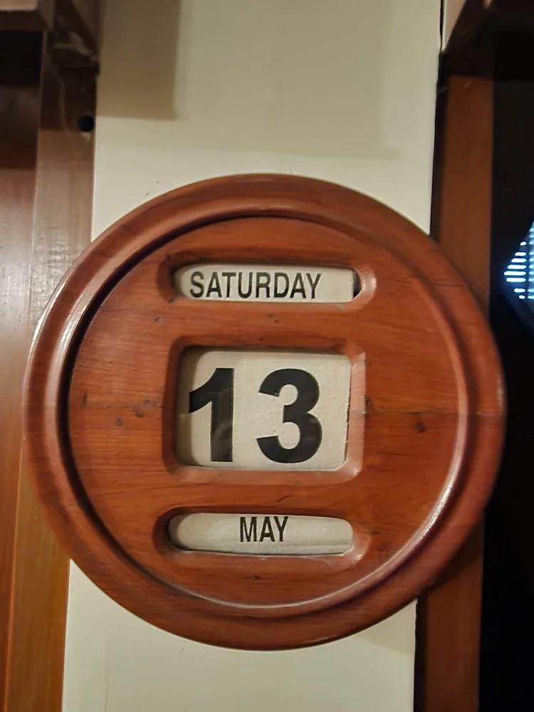 Un calendario de madera que marca Saturday 13, May. On Saturday I am going to clean up my room. Foto: Amitbalani, Wikimedia Commons, CC0.