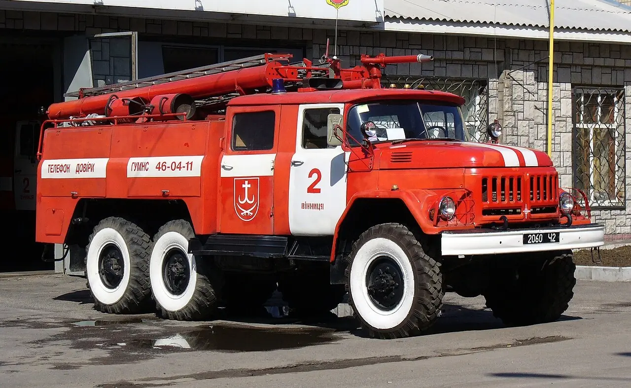 Un camión de bomberos, a fire engine. Firefighters are real-life heroes: they can put out fires. Foto: George Chernilevsky, Wikimedia Commons, dominio público (recortada).