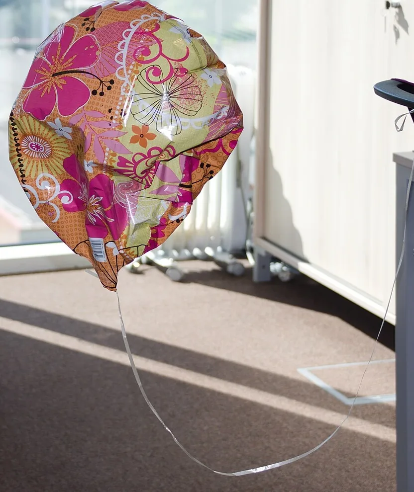 Un globo de fiesta, a balloon. We need balloons, cups and plates for the party. Foto: Alexey V. Kurochkin, Wikimedia Commons, CC BY-SA 4.0 (recortada).
