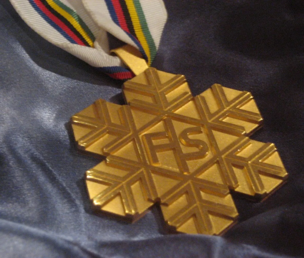 Una medalla de oro, a gold medal. She is the bravest and the most hardworking of the team. Foto: E*ok, Wikimedia Commons, dominio público.