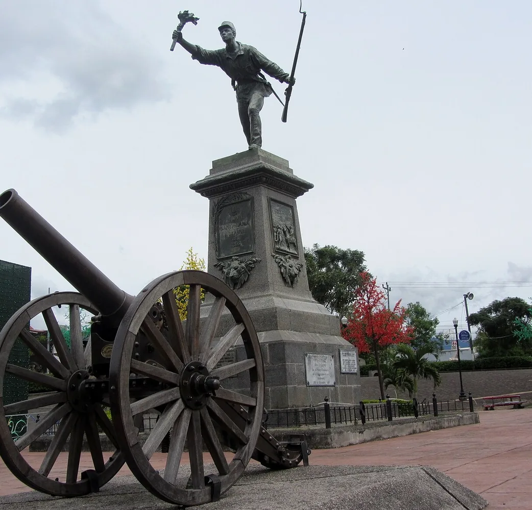Monumento a Juan Santamaría en Alajuela. Juan Santamaría was a hero: he fought for Costa Rica in 1856. Foto: Rodrigo Fernández, Wikimedia Commons, CC BY-SA 4.0 (recortada).