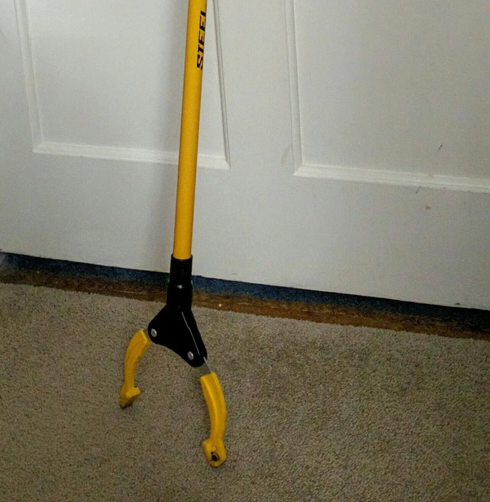 Una pinza larga para recoger basura, a litter picker. Let's clean up the schoolyard! Foto: Shmuser, Wikimedia Commons, CC BY-SA 4.0 (recortada).