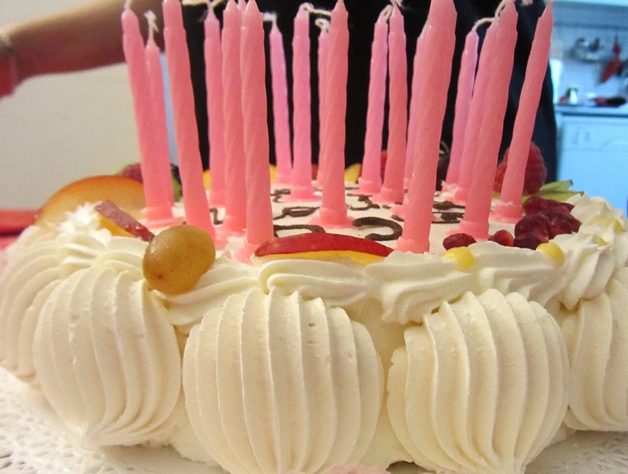 Un queque de cumpleaños con candelas. We ate cake and we sang: comimos queque y cantamos. Foto: Francesca Cesa Bianchi, Wikimedia Commons, CC BY-SA 3.0 (recortada).