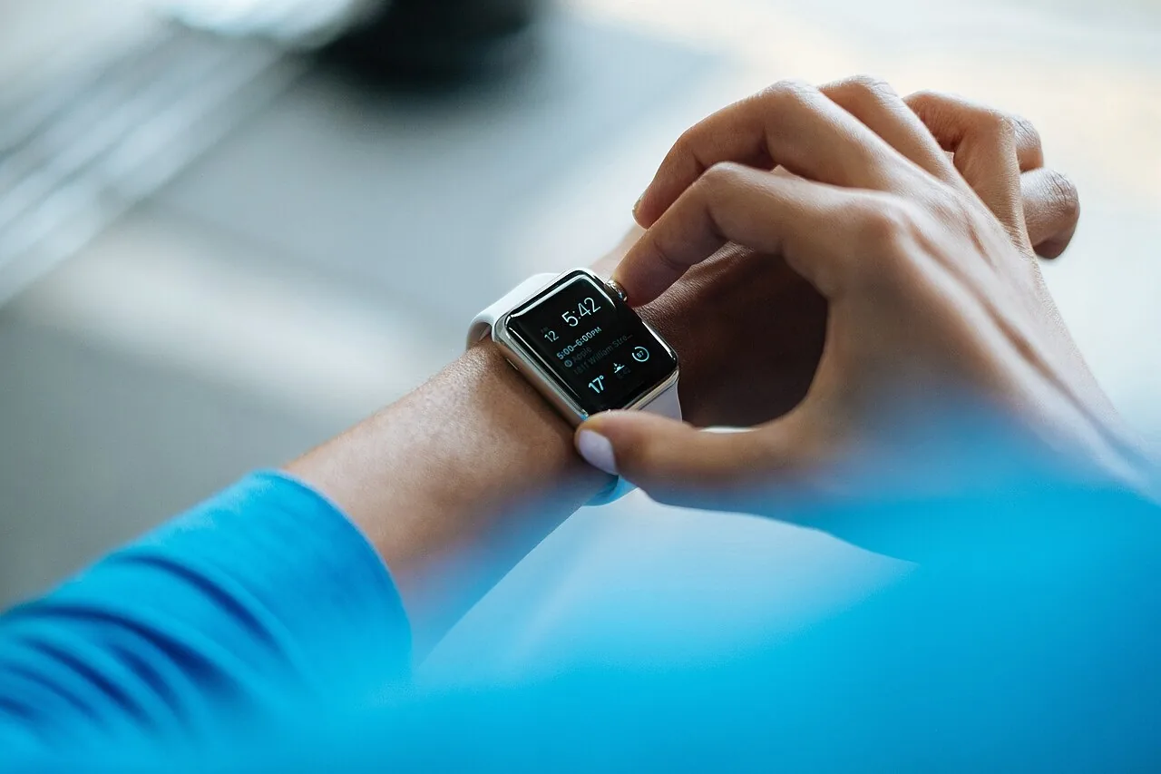 Un reloj inteligente, a smartwatch. It is newer and smaller than a phone. Foto: Crew, Wikimedia Commons, CC0.