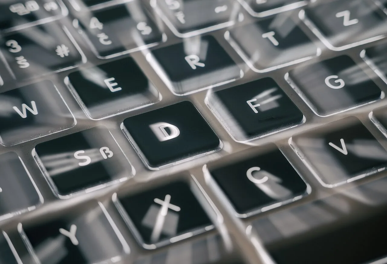 Las teclas de un teclado, de cerca. Type, save and upload your project. Foto: Martin Vorel, Wikimedia Commons, CC BY-SA 4.0.